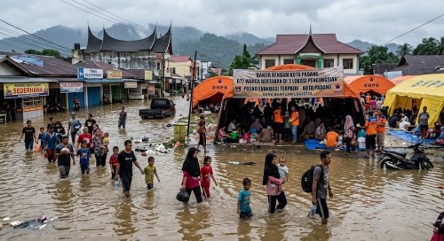 Ratusan warga Padang mengungsi akibat banjir.(ilustrasi/gemini AI/halloriau.com)