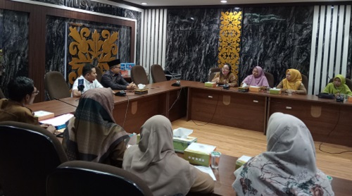 Guru honorer non-database datangi DPRD Pekanbaru.(foto: mimi/halloriau.com)