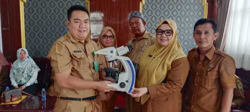 Kadiskes Rohil, Afridah menyerahkan alat penanganan Malaria kepada Kapus Bagansiapiapi, Romi Cahyadi. (Foto: Afrizal)