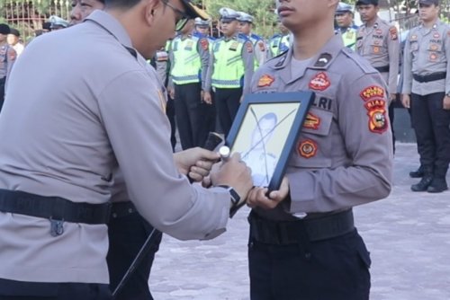 Kapolres Dumai, AKBP Angga coret foto anggota yang dipecat (foto/int)