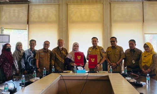 Wabup Pelalawan, Husni Tamrin teken MoU dengan Universitas Abdurrab (foto/Andy)
