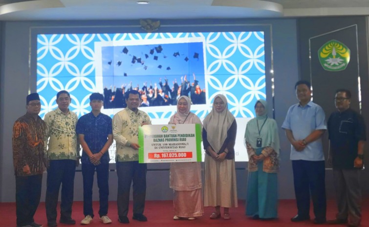 Baznas Riau membayar UKT mahasiswa Universitas Riau senilai Rp167 juta (foto/yuni)
