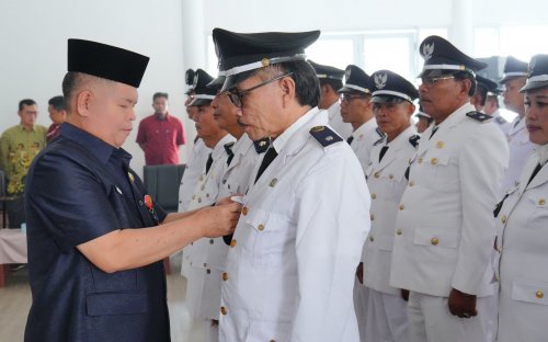 Pj Sekda Kuansing, Muradi saat melantik puluhan Pj Kades.(foto: ultra/halloriau.com)