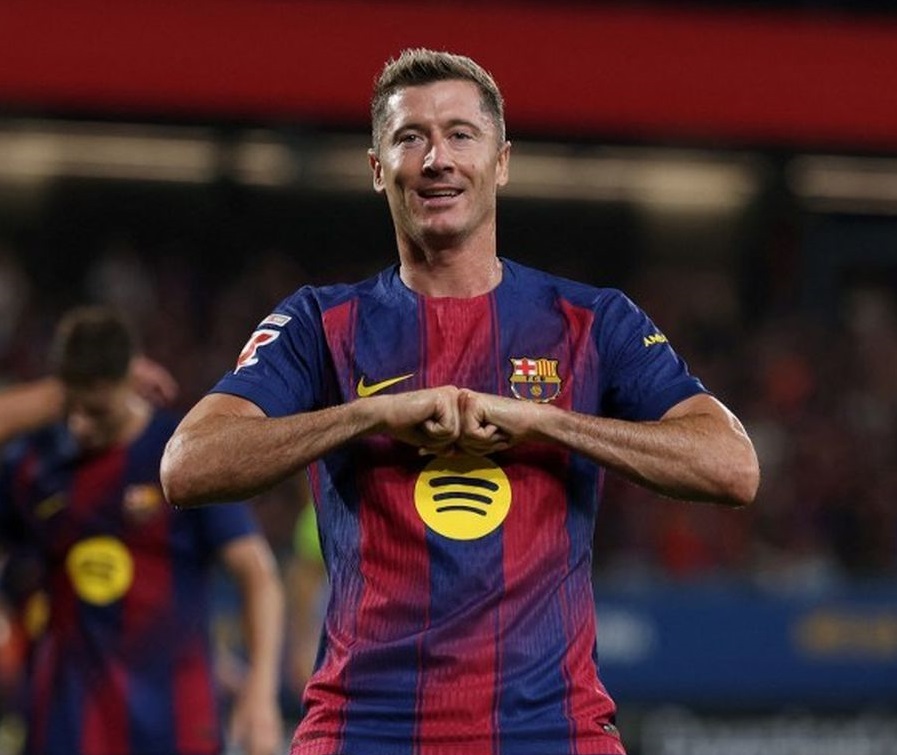 Robert Lewandowski merayakan gol keenam timnya dalam pertandingan sepak bola liga Spanyol antara FC Barcelona vs Valencia CF di Stadion Johan Cruyff di Barcelona, pada 14 September 2025. (Foto oleh Lluis GENE / AFP)(AFP/LLUIS GENE)