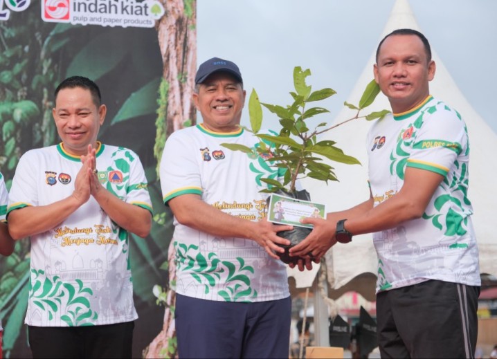Bupati Siak, Alfedri ajak peserta Karhutla Fun Run 2025 untuk melestarikan hutan (foto/diana)