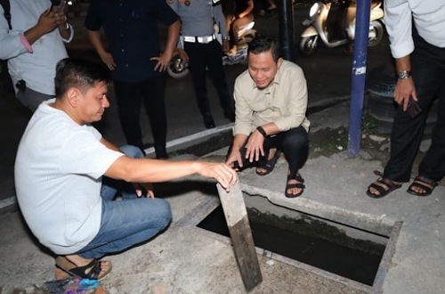 Walikota Pekanbaru, Agung Nugroho saat meninjau kondisi drainase di Kota Pekanbaru.(foto: int)