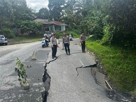 Jalan lintas Sumatera Barat–Riau di Kilometer 163, Nagari Manggilang, Kecamatan Pangkalan, Kabupaten Lima Puluh Kota.