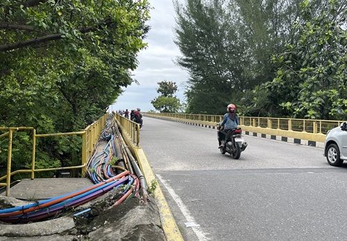Pemilik kabel semrawut di Jembatan Siak 1 atau leighton (foto/Yuni)