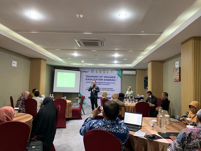 Pemaparan materi oleh Fasilitator Nasional kepada Fasilitator Daerah terkait Manajemen Berbasis Sekolah kepada Fasilitator daerah.