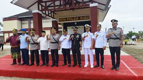 Bupati Rohil, Bistamam menghadiri upacara pembukaan Pendidikan Bintara Polri di SPN Polda Riau. (Foto: Afrizal)