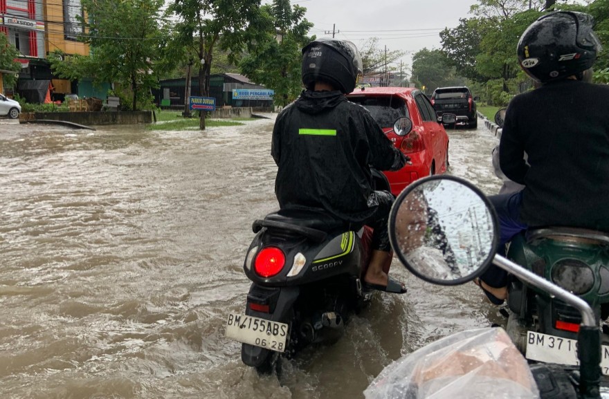 Pengendara keluhkan sejumlah ruas jalan di Pekanbaru terendam banjir akibat curah hujan tinggi (foto/dini)
