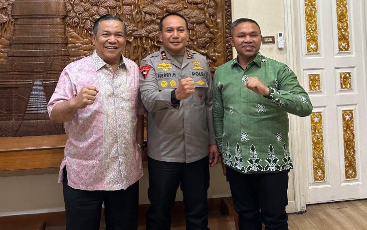 Diterpa isu perpecahan politik, Kapolda Riau Irjen Herry foto kompak bersama Gubri Wahid dan Wagubri SF Hariyanto (foto/Yuni)