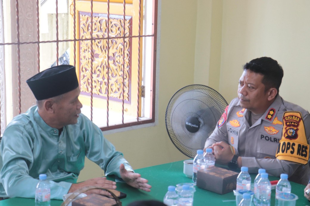 Kapolres AKBP John jalin silaturahmi dengan pengurus LAMR Pelalawan (foto/Andy)