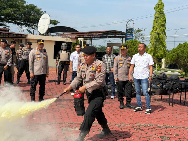 Kapolres Rohil, AKBP Isa cek kesiapan peralatan Dalmas dan Ranmor menghadapi situasi nasional (foto/ist)