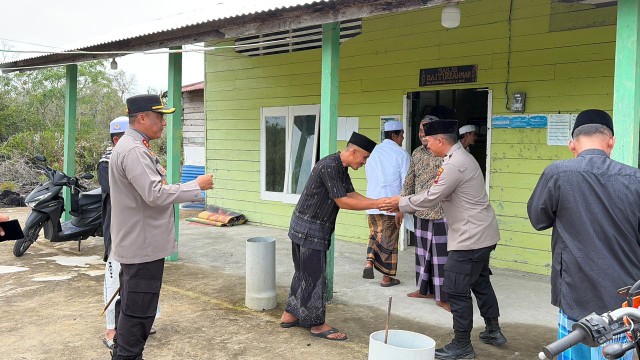 Polisi dan warga Panipahan, Rohil Salat Jumat bersama (foto/afrizal)