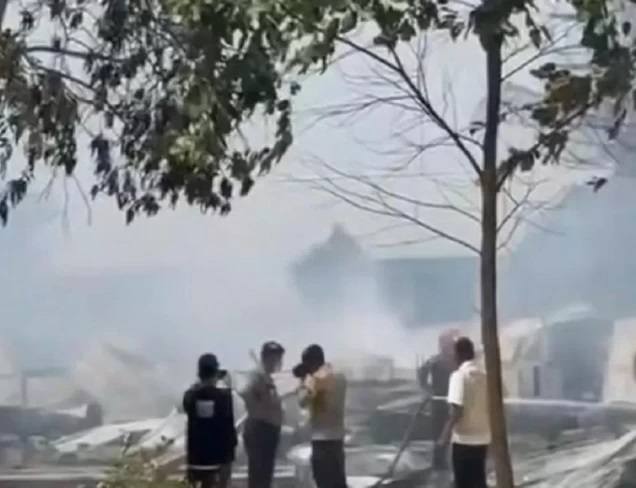 Kerusuhan melanda PT SSL di Kampung Tumang, Kecamatan Siak, Kabupaten Siak, Riau, Kamis (11/6/2025). Belasan tempat tinggal atau mess perusahaan dan kantor serta kendaraan dibakar.
