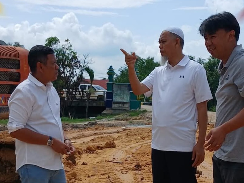 Walikota Dumai, Paisal saat meninjau proyek pembangunan turap untuk antisipasi banjir rob, di sungai Dumai baru-baru ini (foto/bambang)