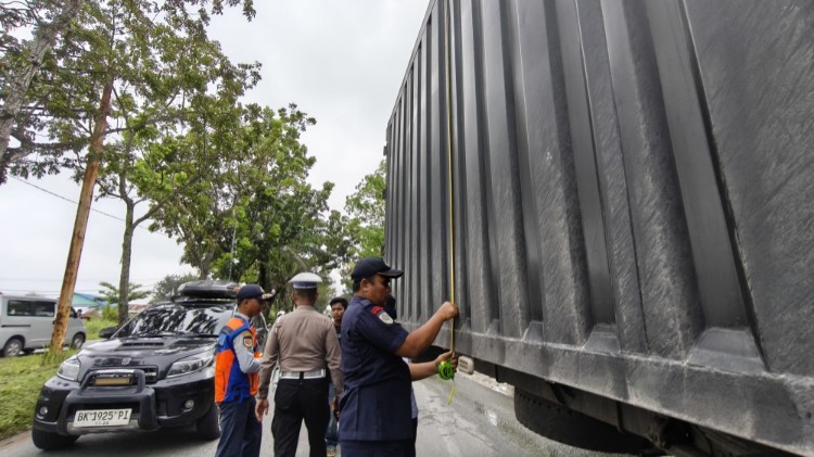Razia gabungan guna menertibkan kendaraan ODOL di Jalan SM Amin, Kota Pekanbaru (foto/ist)