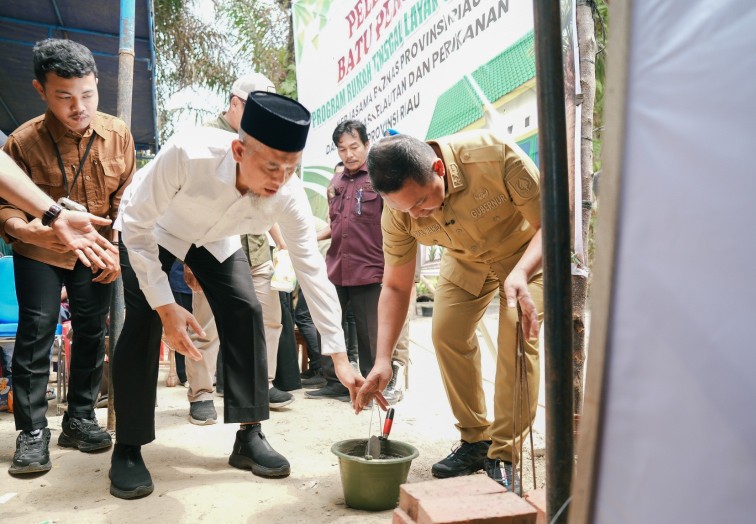 Gubri Abdul Wahid bersama Wako Paisal melakukan peletakan batu pertama pembangunan dua unit RTLH bagi pelaku perikanan di Kelurahan Sungai Geniot, Kecamatan Sungai Sembilan (foto/bambang)