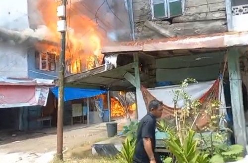 Kebakaran di Inhil hanguskan 100 rumah warga.(foto: fitri/halloriau.com)