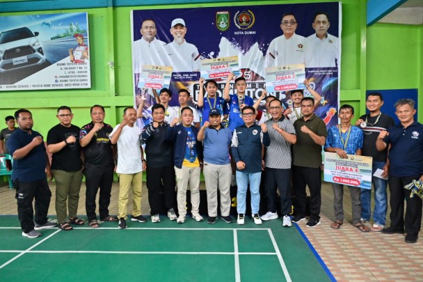 Foto bersama usai pembagian hadiah kepada para pemenang open turnamen badminton Walikota Dumai Cup 2025 di GOR OLYMPIA Dumai (foto/bambang)