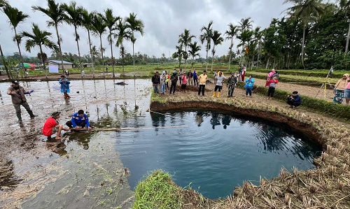 Tim ESDM lakukan mitigasi sinkhole di Lima Puluh Kota, Sumbar.(foto: padek.jawapos.com)