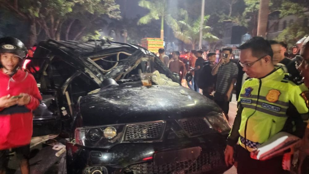 Mobil mewah ringsek di Sudirman Pekanbaru, pengemudi pelajar SMA dilarikan ke RS (foto/int)