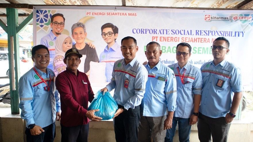 Penyerahan simbolis paket sembako kepada Ketua RT 11 Kelurahan Lubuk Gaung menjelang Idul Fitri 1447 Hijriah. Foto Ist