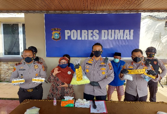 Kapolres Dumai AKBP Andri Ananta Yudhistira memimpin Ekspos penangkapan Kurir Narkoba yang membawa ribuan pil ekstasi dan sabu.