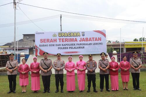 Polres Pelalawan menggelar upacara sertijab Kabag SDM dan Kapolsek Pangkalan Lesung. (Foto: Andy Indrayanto)
