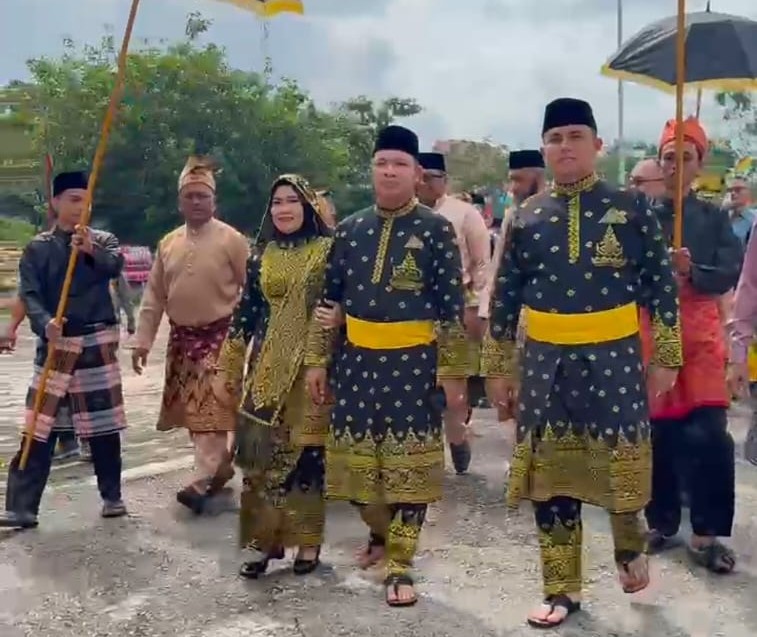 Wakil Bupati, Husni Thamrin dan Kapolres Pelalawan AKBP Afrizal terima gelar kehormatan adat dari LAMR (foto/Andy)