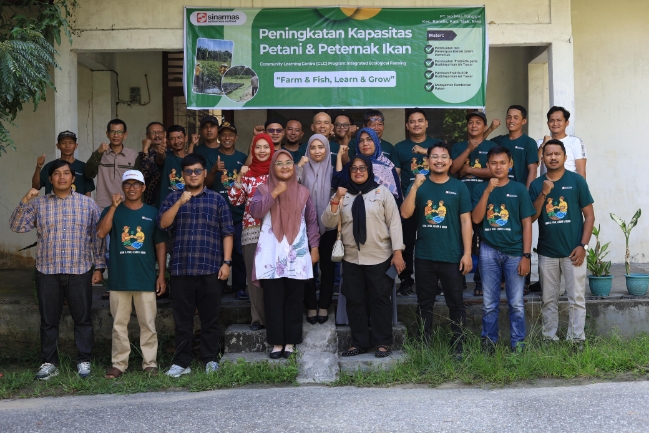Seluruh peserta dan fasilitator antusias dalam program peningkatan kapasitas petani.