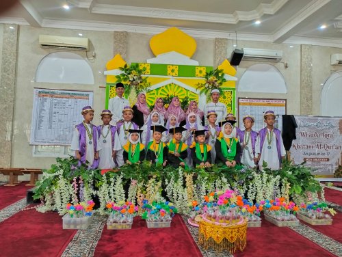 Para santri dan guru MDTA Masjid Ubudiyah Tenayan Raya Pekanbaru.(foto: barkah/halloriau.com)