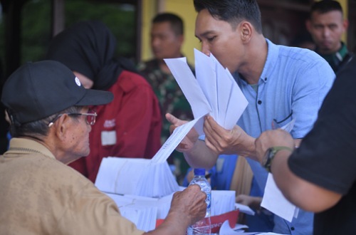 Pembayaran kompensasi Survei Seismik 3D Balam Southeast untuk Desa Bangko Jaya.(foto: afrizal/halloriau.com)