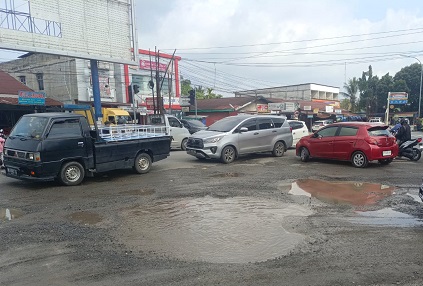 Simpang Jalan Kaharuddin Nasution-Pasir Putih berlubang merupakan salah satu jalan Provinsi yang rusak di dalam Kota Pekanbaru.(foto: angga/halloriau.com)