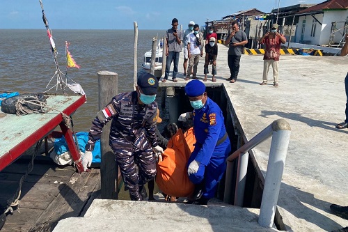 Jenazah mengapung di perairan Rohil.(foto: int)
