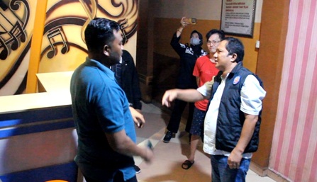 Kasatpol PP Rohil, Acil Rustianto bersama Camat Bangko, Aspri Mulya mengingatkan pemilik hotel agar mematuhi Perda yang ditetapkan (foto/afrizal)