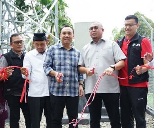Wakil Ketua Komisi VI DPR Fraksi Gerindra, Andre Rosiade, meresmikan operasional tower BTS Telkomsel di Malalak, Kabupaten Agam, Sumatera Barat, Minggu (10/5/2026). 