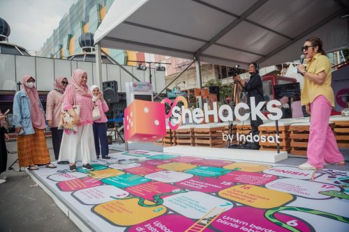 Dengan dukungan konektivitas Indosat dan teknologi AI, SheHacks mendorong perempuan pelaku UMKM membuka peluang bisnis dari mana saja (foto/ist)