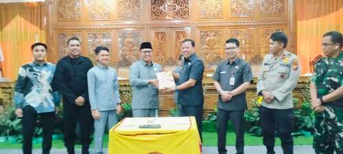 DPRD Kuantan Singingi menyetujui dan mengesahkan Ranperda LPj pelaksanaan APBD 2024. (Foto: Ultra Sandi)