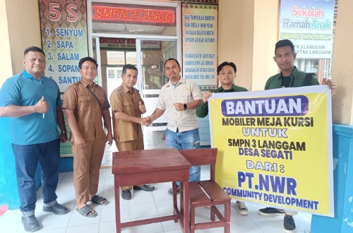 Penyerahan bantuan kursi dan meja belajar untuk siswa dari PT NWR.(foto: andi/halloriau.com)