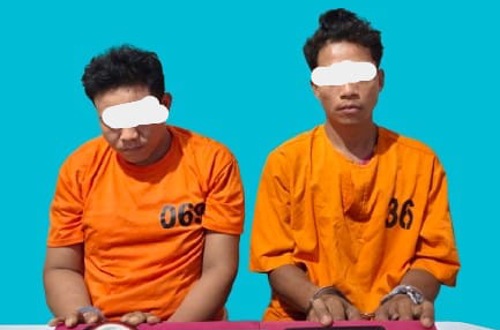 Dua tersangka pengedar narkoba yang ditangkap di wilayah Sorek 1 Pelalawan.(foto: andi/halloriau.com)
