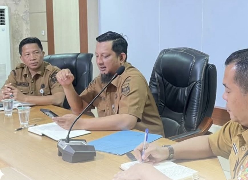 Plt Kepala Dinas Pendidikan Kota Pekanbaru, Syafrian Tommy (tengah) (foto/ist)