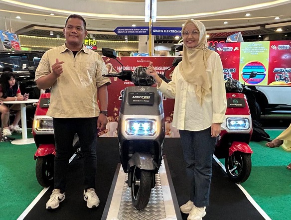 Branch Manager Agung Toyota Sutomo, Nellyta foto bersama perwakilan konsumen yang beruntung membawa pulang motor listrik, Minggu (11/5/2025).