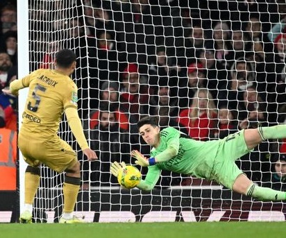 Kepa Arrizabalaga menepis tendangan penalti Maxence Lacroix. (Foto: Getty Images/Clive Mason)
