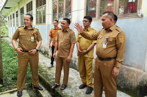 Sekdakab Siak saat meninjau SDN 19 Dayun.(foto: diana/halloriau.com)