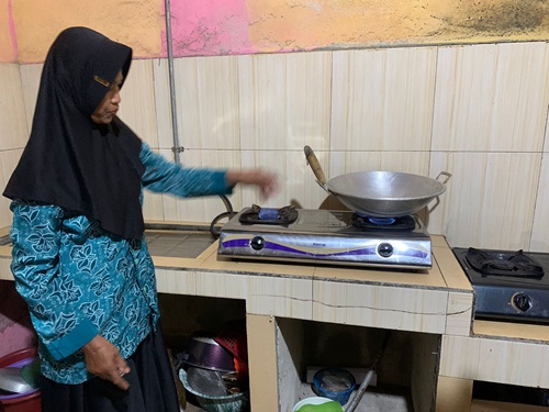 Warga di Desa Mukti Sari, Kecamatan Tapung, Kabupaten Kampar kini memanfaatkan biogas dari limbah kotoran sapi untuk memasak (foto/diana)