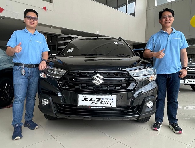 Kepala Wilayah Suzuki Riau, Santoni (kanan) bersama Kepala Cabang Sm AMin, Ivan foto didepan XL7 Hybrid Alpha Kuro. Foto Budy
