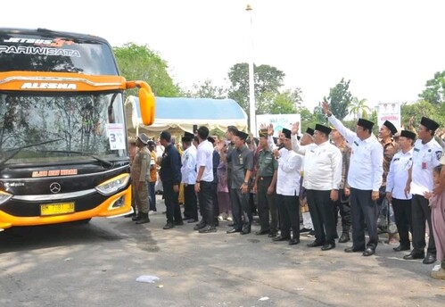 Wabup Inhu Hendrizal melepas keberangkatan 132 JCH Kloter 8 yang berlangsung di Kantor Bupati Inhu. (Foto: Andri Subakti)