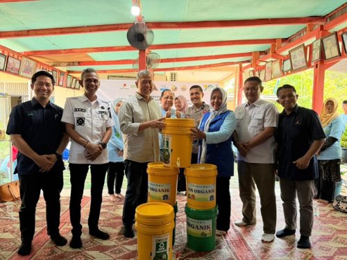 EMP CSR and Communication Division Manager, Iman Soerjasantosa, menyerahkan tempat sampah untuk kelanjutan kegiatan ProKlim di Pekanbaru (2/9/2026).